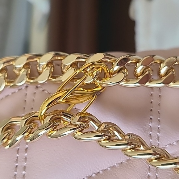 Michael Kors White Quilted Shoulder Bag with Gold Chain - Picture 2 of 11